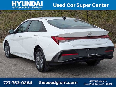 Used 2024 Hyundai Elantra SEL image 3