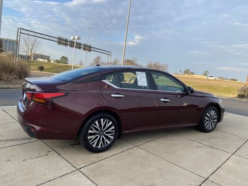 Used 2024 Nissan Altima 2.5 SV image 11