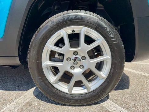 Used 2020 Jeep Renegade Latitude AWD/4WD image 29
