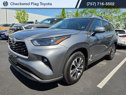 Used 2025 Toyota Highlander XLE image 1