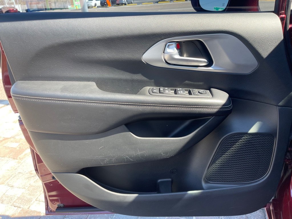 Used 2018 Chrysler Pacifica Touring-L w/ Premium Audio Group FWD image 26