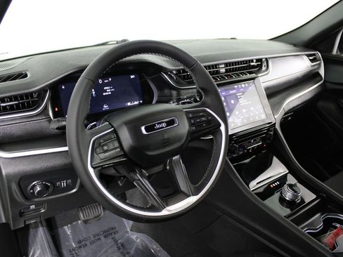 Used 2025 Jeep Grand Cherokee Laredo AWD/4WD image 17