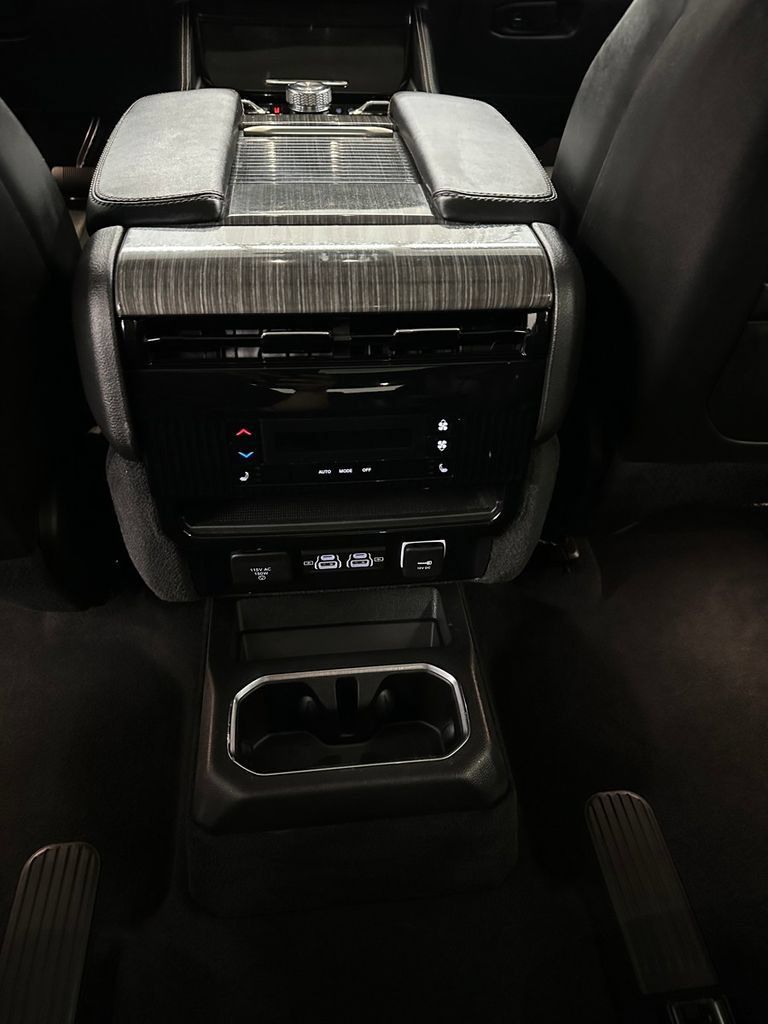 Used 2022 Jeep Wagoneer Series III w/ Premium Group I AWD/4WD image 26