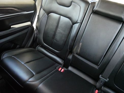 Used 2023 Jeep Grand Cherokee Limited w/ Black Appearance Package AWD/4WD image 12
