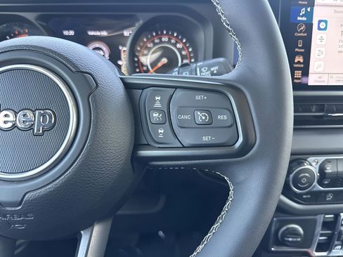 Used 2025 Jeep Wrangler Unlimited Rubicon w/ Convenience Group image 13