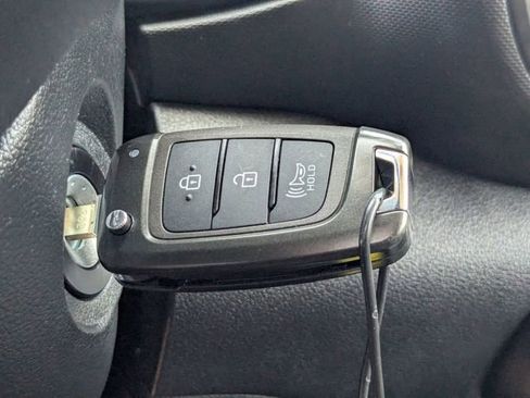 Used 2025 Hyundai Venue SE image 24