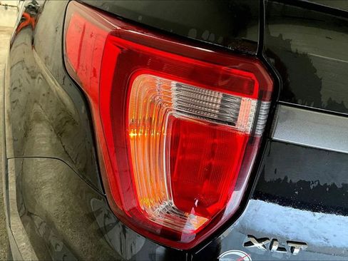 Used 2018 Ford Explorer XLT w/ XLT Appearance Package image 22