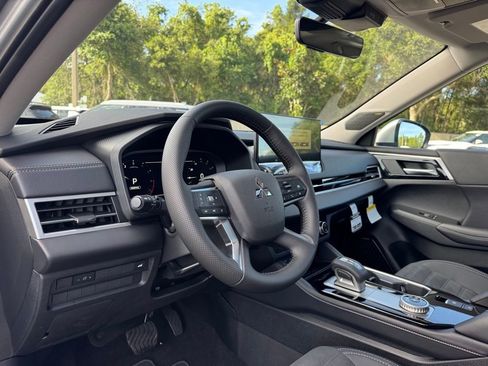 New 2025 Mitsubishi Outlander SE image 28
