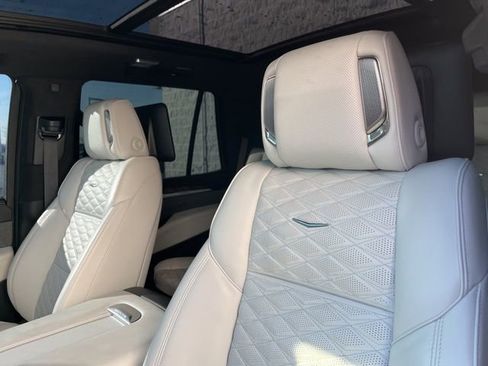 Used 2025 Cadillac Escalade Sport Platinum w/ LPO, ONYX Package image 16