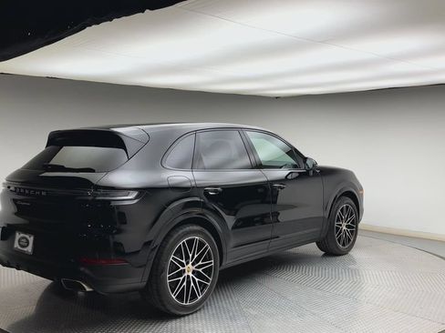 Used 2024 Porsche Cayenne AWD/4WD image 2