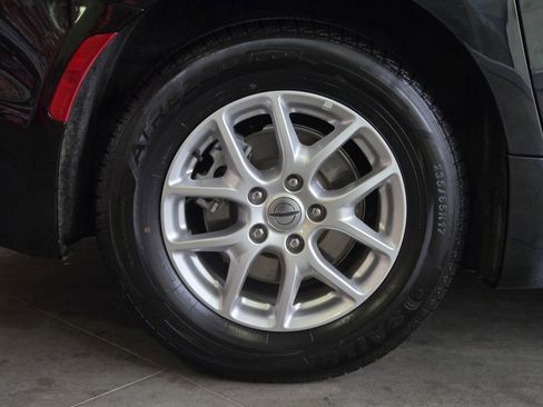 Used 2024 Chrysler Pacifica Touring-L image 5