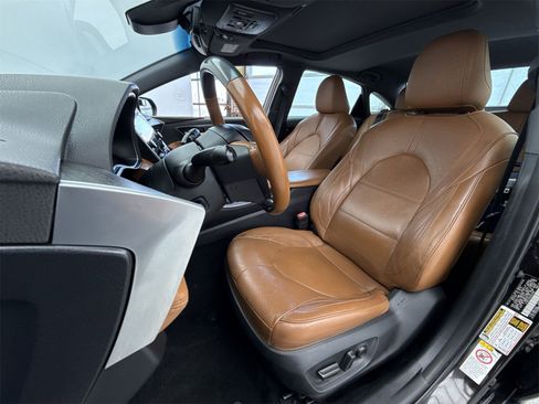 Used 2019 Toyota Avalon Limited image 10