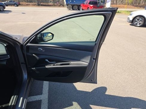 Used 2025 Hyundai Elantra Limited image 30