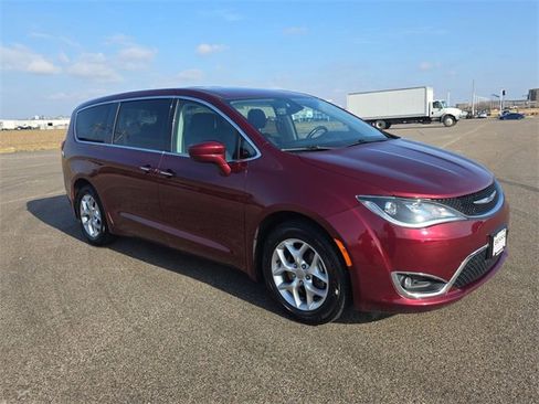 Used 2020 Chrysler Pacifica Touring w/ Tire & Wheel Group image 15