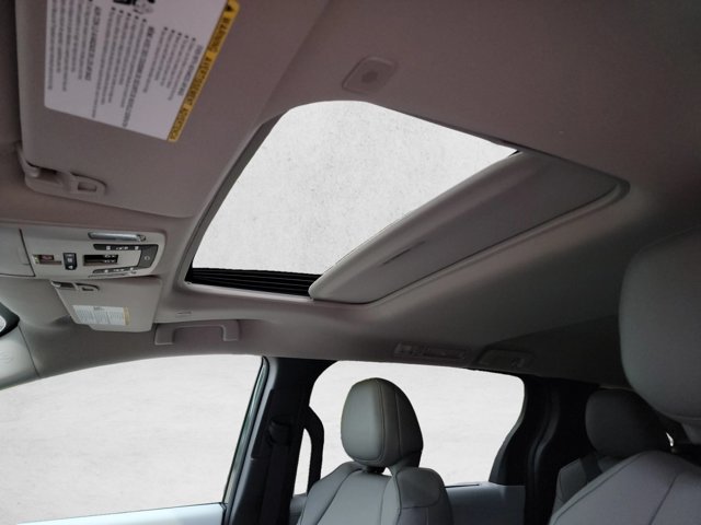 Used 2026 Toyota Sienna XLE FWD image 16