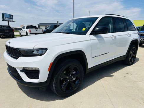 Used 2023 Jeep Grand Cherokee Limited w/ Black Appearance Package AWD/4WD image 37