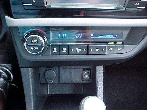 Used 2015 Toyota Corolla LE image 20