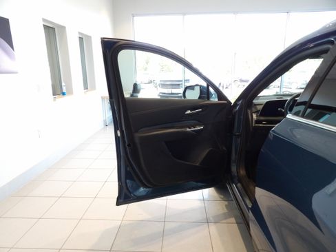 Used 2024 Cadillac XT4 Premium Luxury image 13