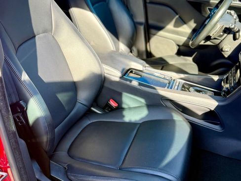 Used 2018 Jaguar F-PACE Premium image 32