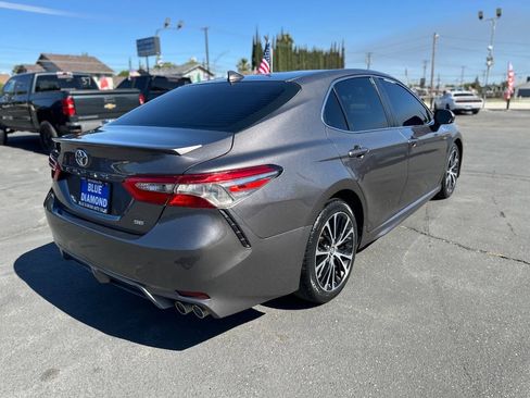 Used 2019 Toyota Camry SE FWD image 6