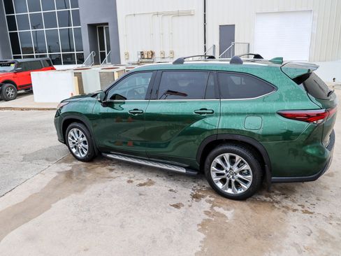 Used 2024 Toyota Highlander Limited image 10