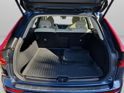 Used 2022 Volvo XC60 B5 Momentum w/ Protection Package Premier image 28