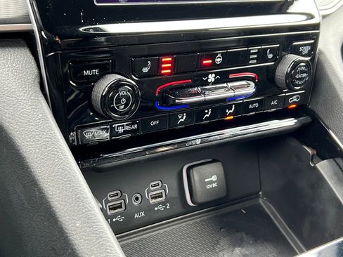 Used 2023 Jeep Grand Cherokee Altitude image 30