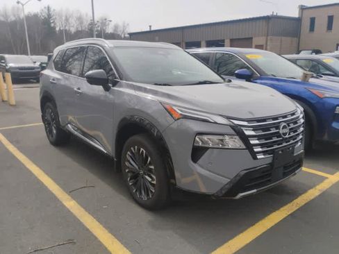 Used 2024 Nissan Rogue Platinum image 2