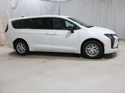New 2027 Chrysler Pacifica Select FWD image 6