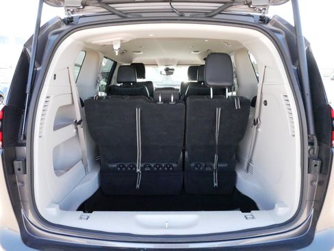 Used 2023 Chrysler Pacifica Touring-L image 18