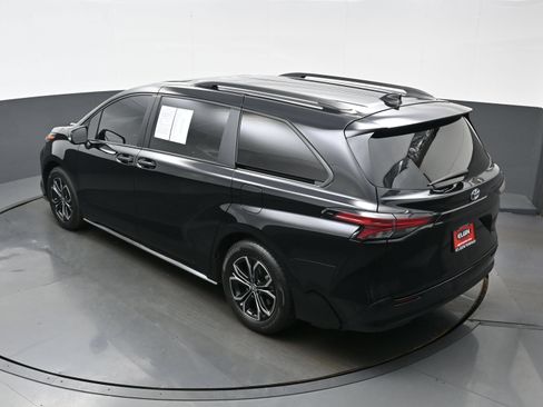 Used 2025 Toyota Sienna Platinum AWD/4WD image 41