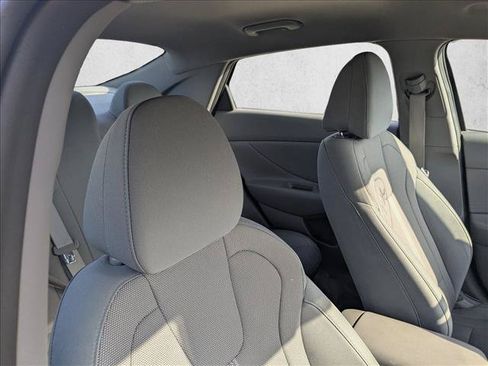 Used 2022 Hyundai Elantra SE FWD image 18