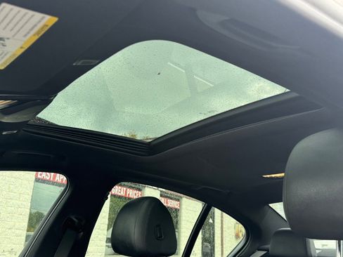 Used 2019 BMW 530e w/ Convenience Package image 28