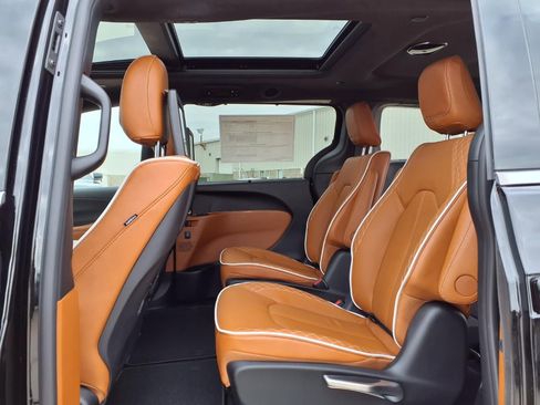 New 2026 Chrysler Pacifica Pinnacle w/ Trailer Tow Group image 57