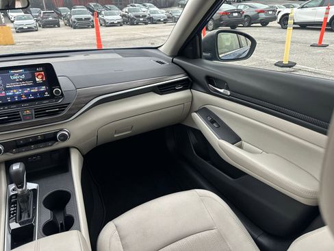 Used 2025 Nissan Altima 2.5 SV image 34