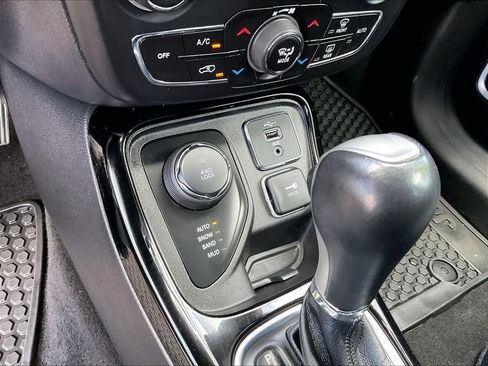 Used 2019 Jeep Compass Latitude AWD/4WD image 25
