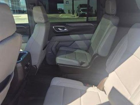Used 2024 Chevrolet Suburban LT w/ Luxury Package image 9