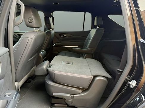 Used 2025 Chevrolet Traverse LT image 17