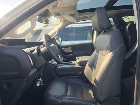 Used 2025 Ford Expedition Active RWD image 5
