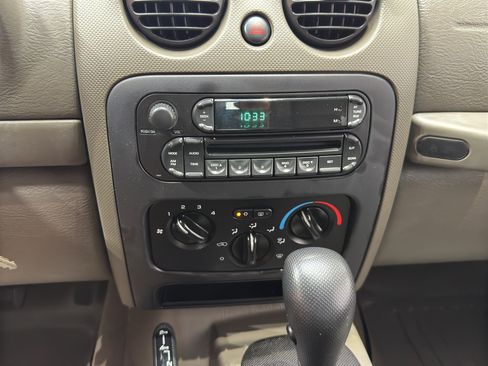 Used 2007 Jeep Liberty Sport AWD/4WD image 25