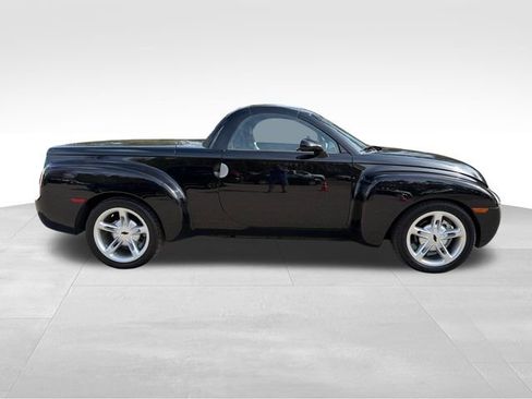 Used 2004 Chevrolet SSR w/ Preferred Equipment Group RWD image 2