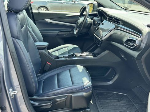 Used 2023 Chevrolet Bolt EUV LT w/ Convenience Package FWD image 6