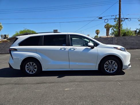 Used 2025 Toyota Sienna XLE FWD image 7