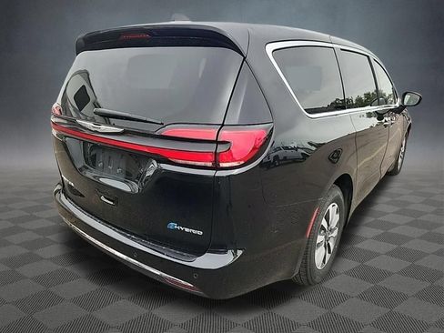 Used 2024 Chrysler Pacifica Limited FWD image 2