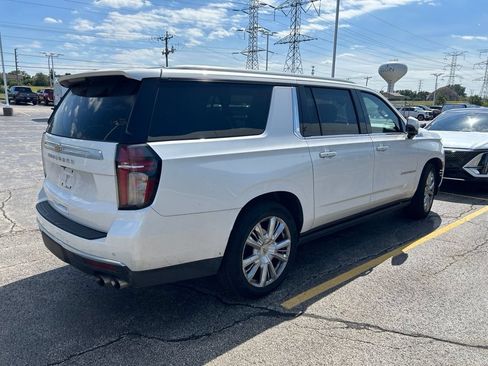 Used 2022 Chevrolet Suburban High Country AWD/4WD image 3
