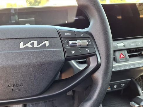 Used 2025 Kia K4 LXS image 16