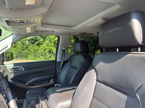Used 2020 GMC Yukon Denali w/ Denali Premium Package RWD image 7