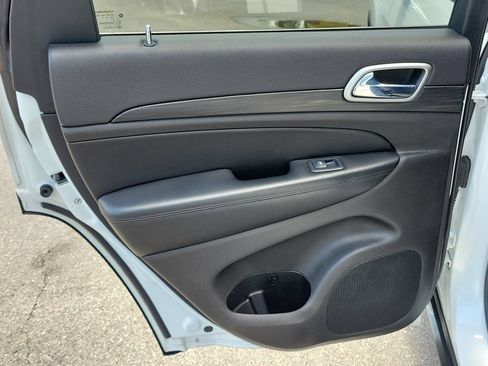 Used 2019 Jeep Grand Cherokee Laredo RWD image 9