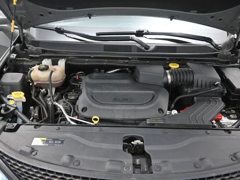 Used 2020 Chrysler Pacifica Touring w/ Advanced Safetytec Group FWD image 12