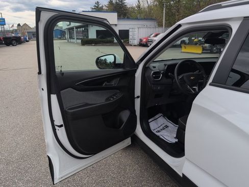 Used 2025 Chevrolet TrailBlazer LT w/ LT Cold Weather Package AWD/4WD image 23
